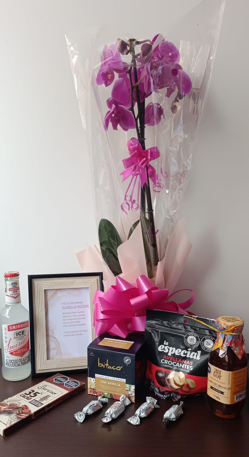 Orquidea + Porta Retrato + kit te, chocolate, avellanas, smirnof, miel, choco break